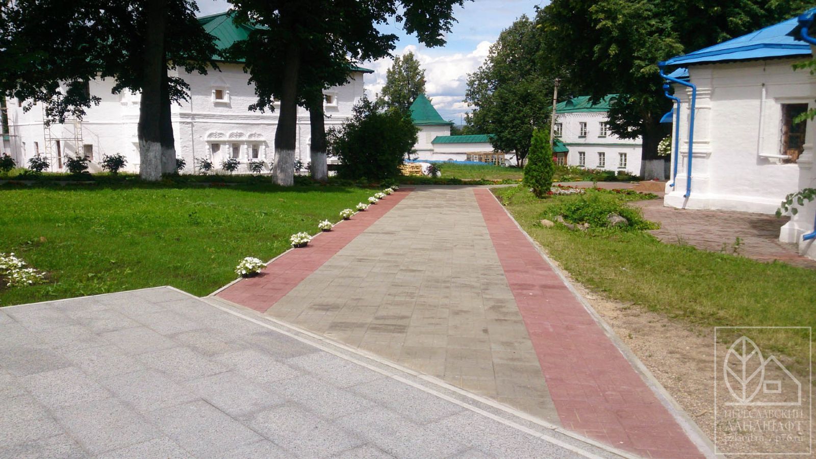 Широкая дорожка из плитки в Фёдоровском монастыре