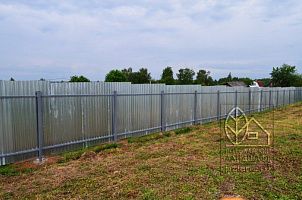 Забор с оцинкованным листом