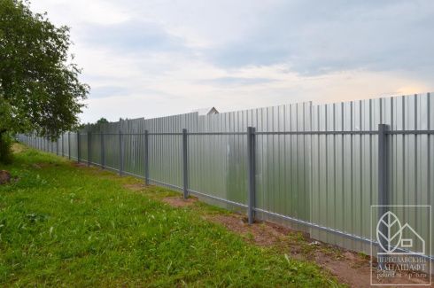 Забор с оцинкованным листом