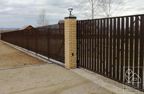 Забор на бетонном фундаменте с металлическим штакетником